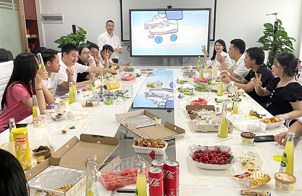 繁落信息技術(shù)六一節(jié)舉辦【擁抱童心 ● 青春永駐】美食活動(dòng)